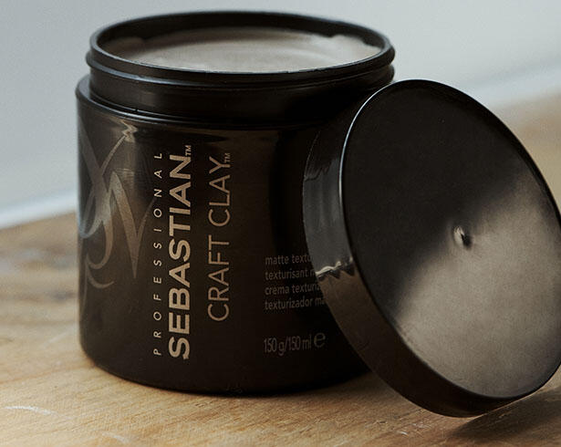 Coiffant cheveux Craft Clay avec effet mat de Sebastian Professional. À retrouver sur beautycoiffure.com. 